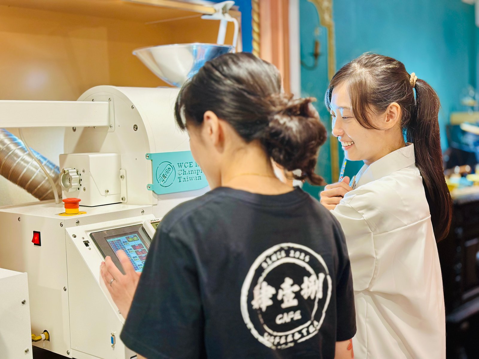 咖啡烘焙操作與學習現場:兩人在烘豆機旁操作與交流